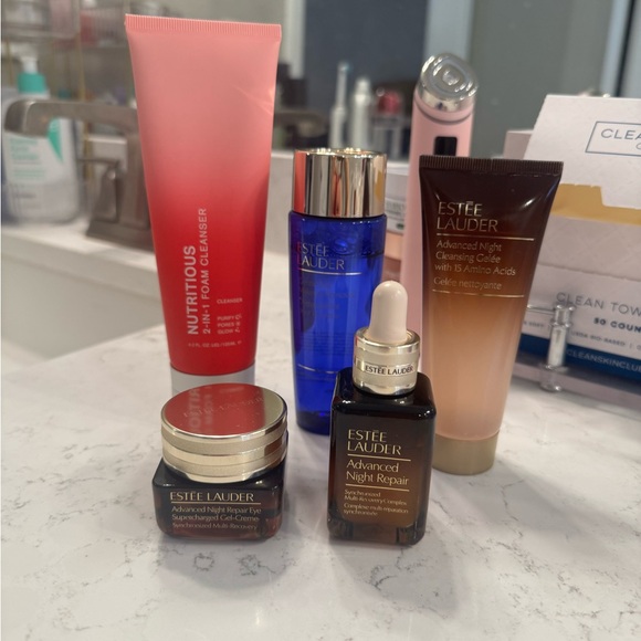 Estee Lauder Skincare Set - Picture 1 of 10